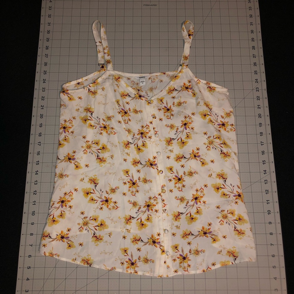 Sonoma. Floral Top. Size Medium. White/Gold Color.